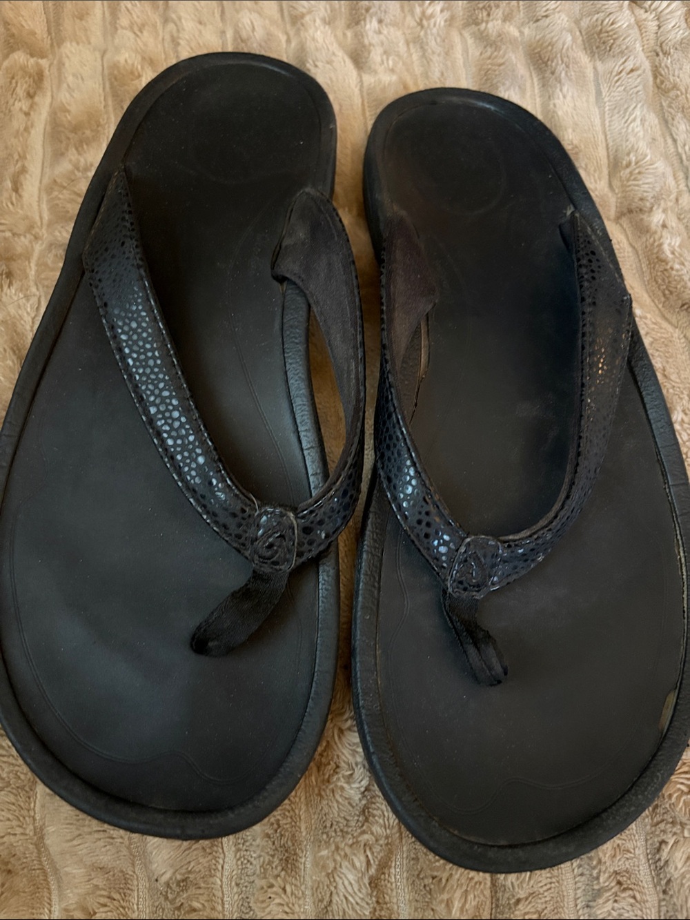 OluKai Black Women’s Thong Sandals with Textured Straps